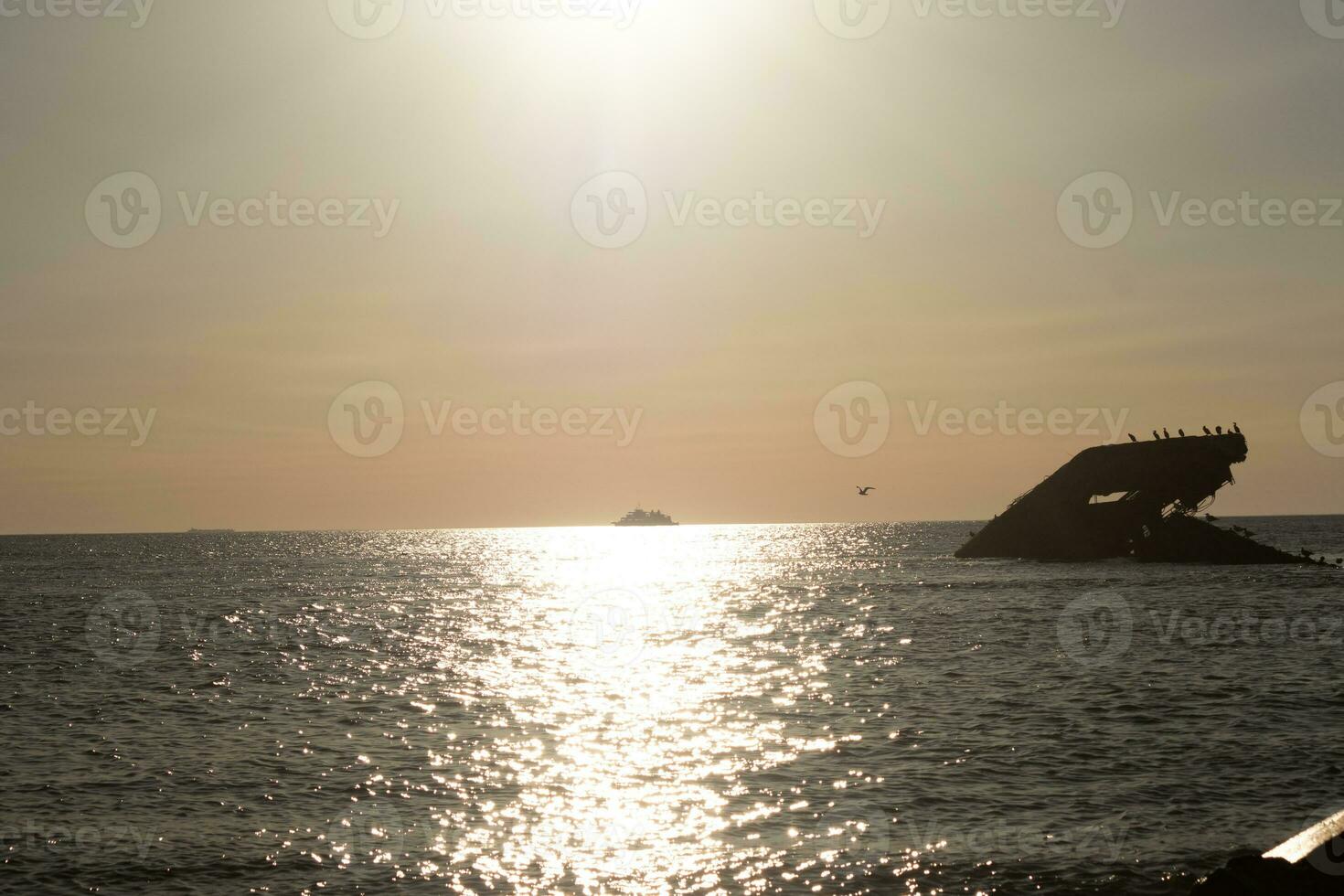 le coucher du soleil plage dans cap mai Nouveau Jersey où vous pouvez avoir une génial vue de le Soleil Aller vers le bas à travers le océan et le baie. le réflexion de le Soleil sur le l'eau avec le creux navire regards donc belle. photo