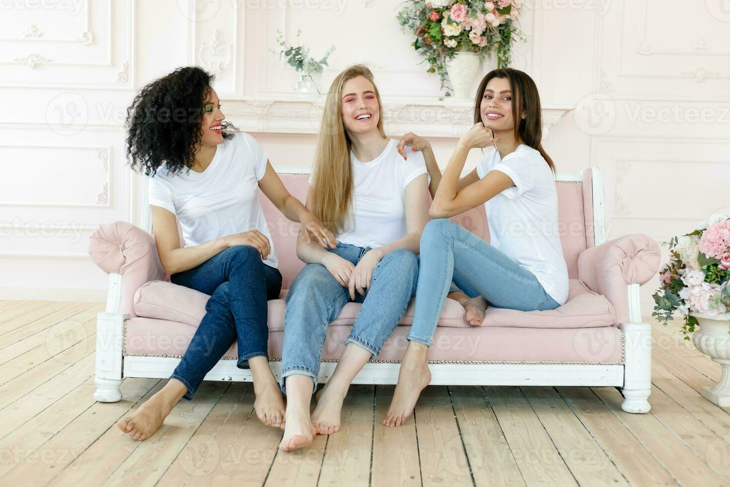 Trois copines ayant une parler à Accueil photo