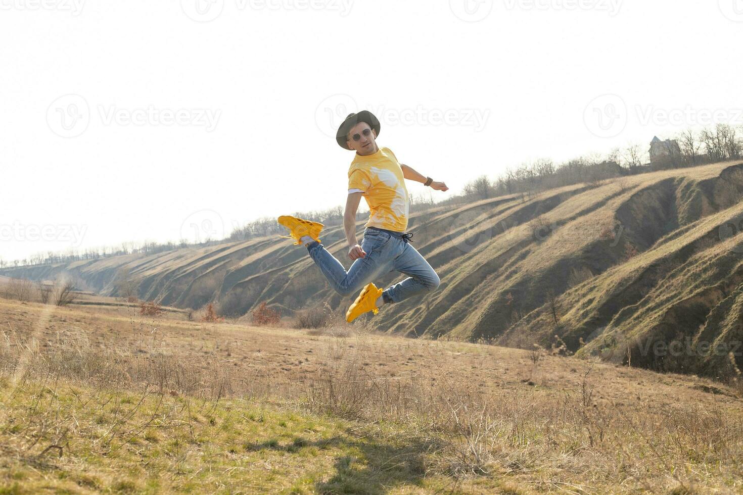 Jeune homme dans printemps montagnes à le coucher du soleil photo