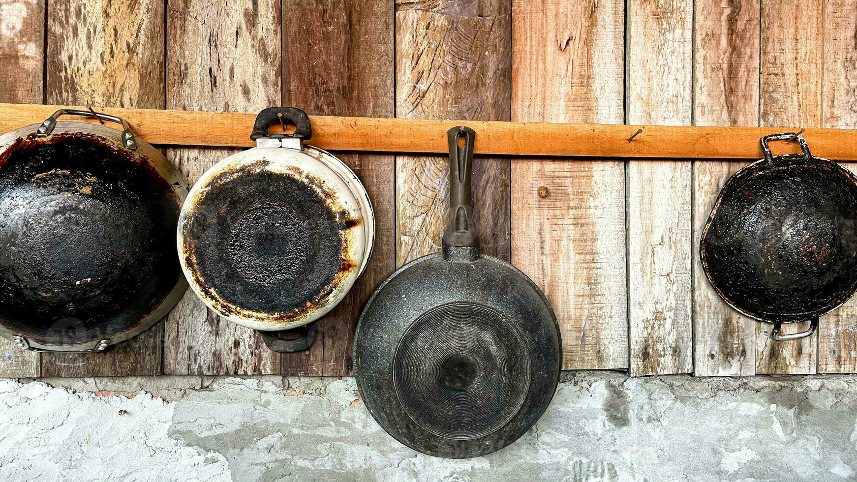 vieux cuisine ustensiles pendaison sur le en bois mur pour rester Accueil mode de vie photo