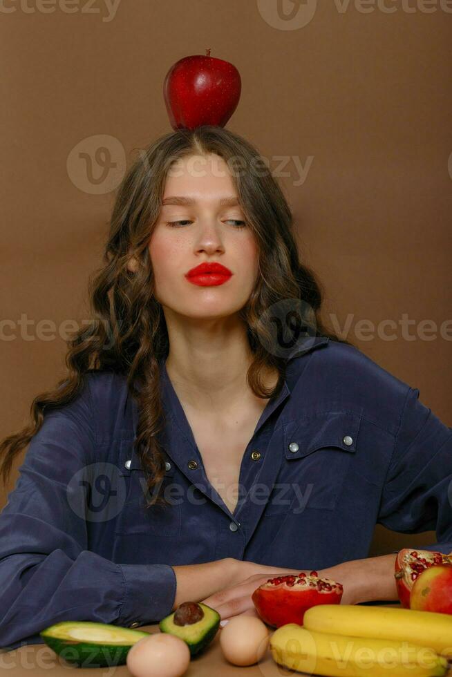 Jeune femme dans groupe de fruit. soins de santé. photo