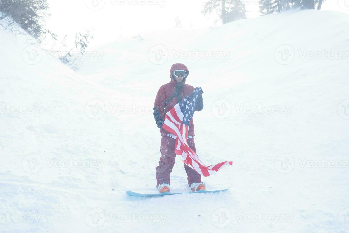 snowboarder est assis haute dans le montagnes photo