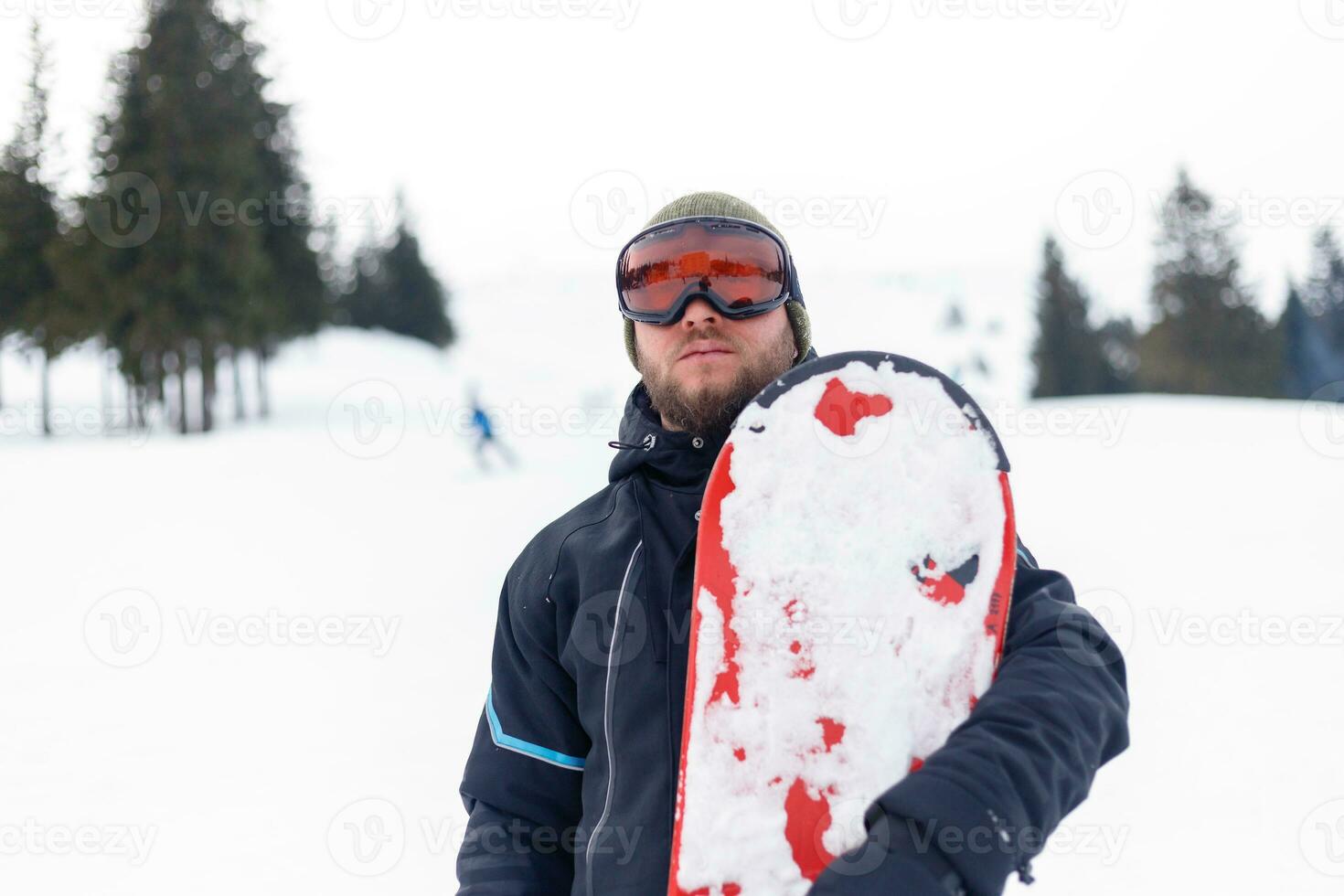 homme planche a neige dans le montagnes photo