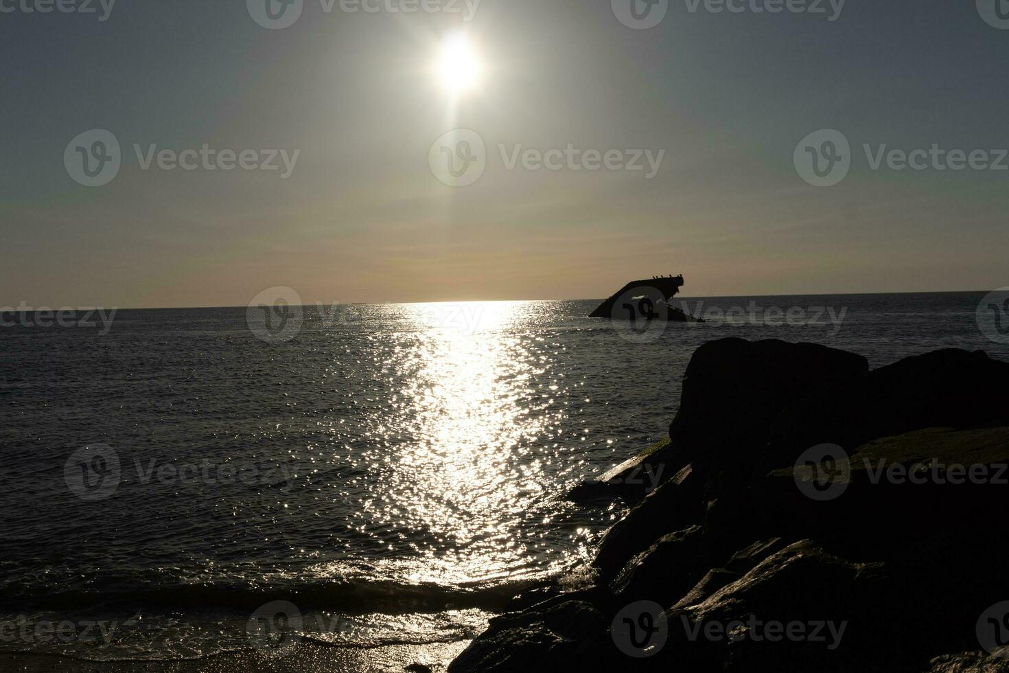 le coucher du soleil plage dans cap mai Nouveau Jersey où vous pouvez avoir une génial vue de le Soleil Aller vers le bas à travers le océan et le baie. le réflexion de le Soleil sur le l'eau avec le creux navire regards donc belle. photo