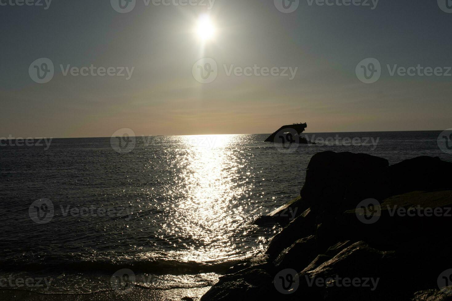 le coucher du soleil plage dans cap mai Nouveau Jersey où vous pouvez avoir une génial vue de le Soleil Aller vers le bas à travers le océan et le baie. le réflexion de le Soleil sur le l'eau avec le creux navire regards donc belle. photo