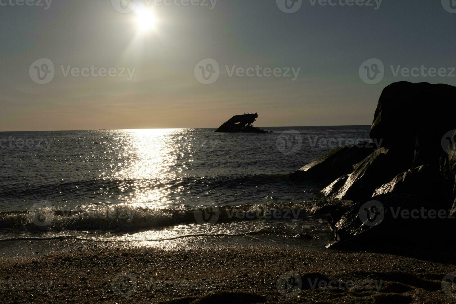 le coucher du soleil plage dans cap mai Nouveau Jersey où vous pouvez avoir une génial vue de le Soleil Aller vers le bas à travers le océan et le baie. le réflexion de le Soleil sur le l'eau avec le creux navire regards donc belle. photo