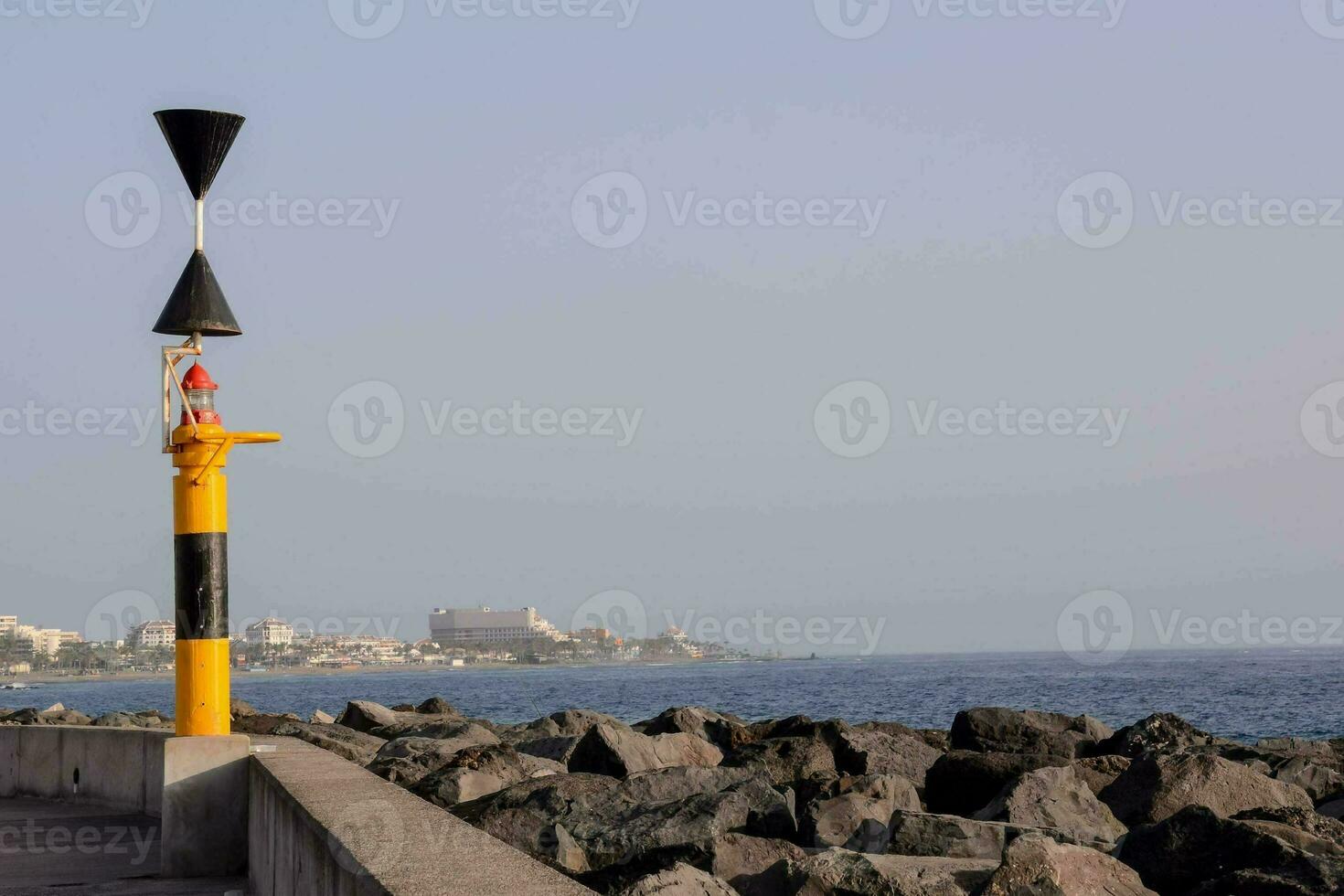 une Jaune et noir pôle avec une lumière sur il photo