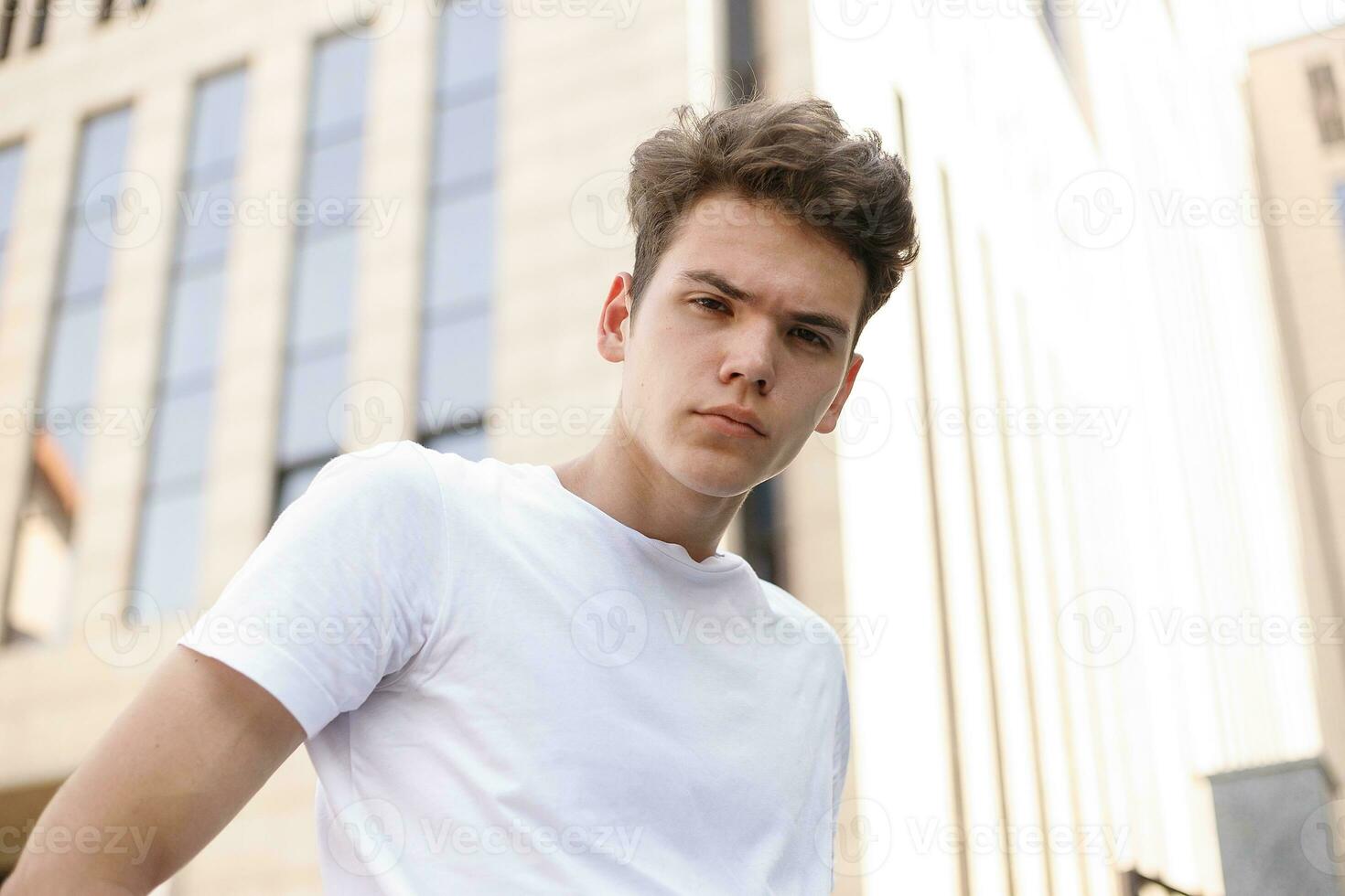 Beau Jeune branché élégant homme dans blanc chemise, noir un pantalon photo