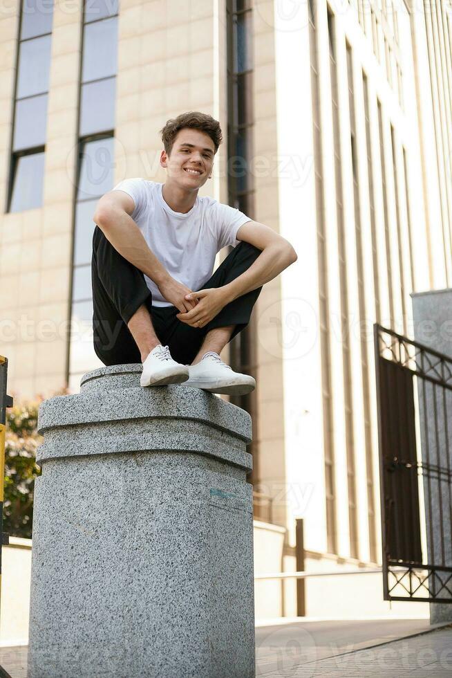 Beau Jeune branché élégant homme dans blanc chemise, noir un pantalon photo