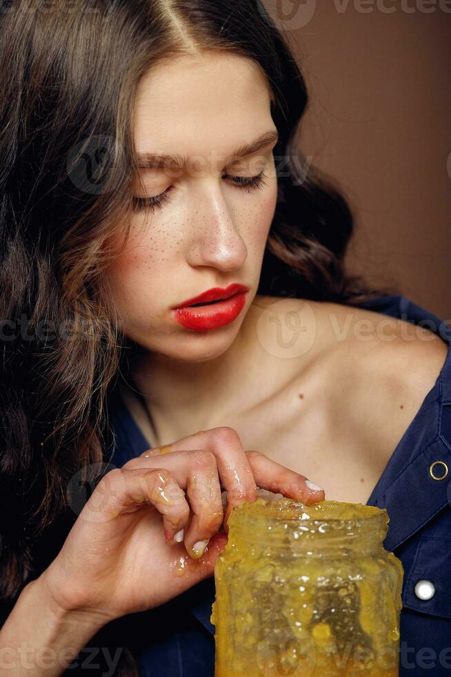 fille avec pot de Miel. en bonne santé nourriture concept, régime, dessert photo