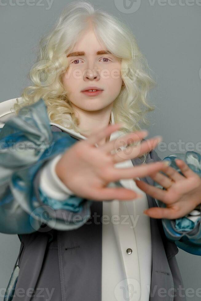 magnifique albinos fille avec blanc peau, Naturel lèvres et blanc cheveux photo