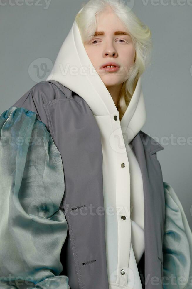 magnifique albinos fille avec blanc peau, Naturel lèvres et blanc cheveux photo