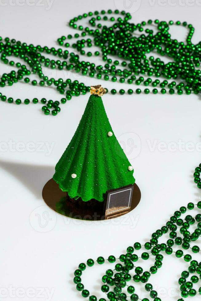 Noël arbre en forme de Pâtisserie et vert perles sur blanc photo