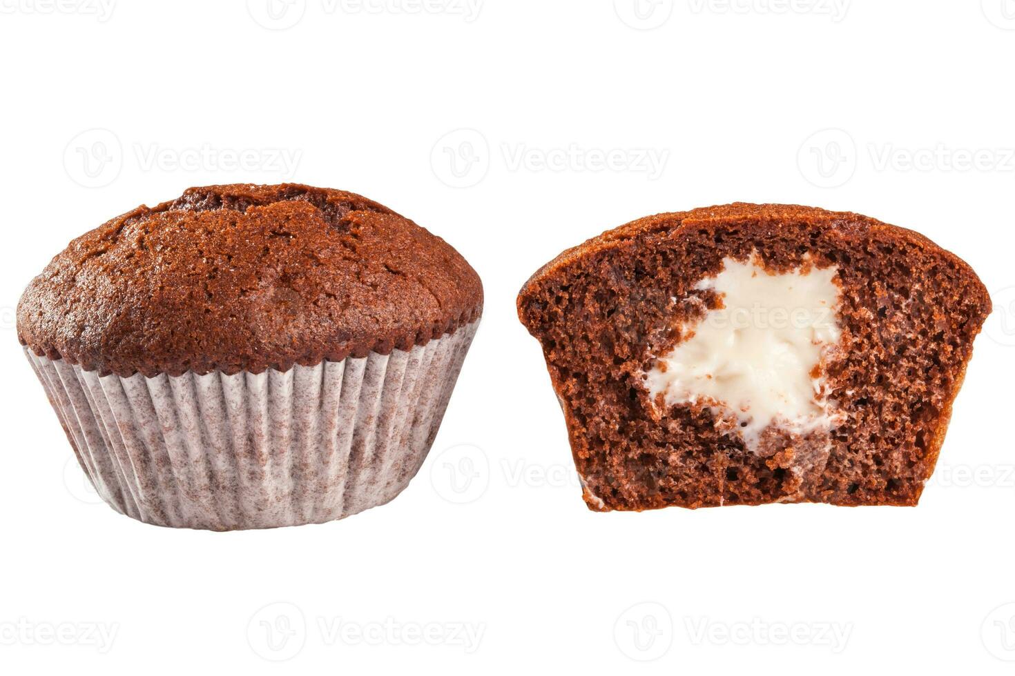 Chocolat muffin avec crème remplissage isolé sur blanc Contexte photo