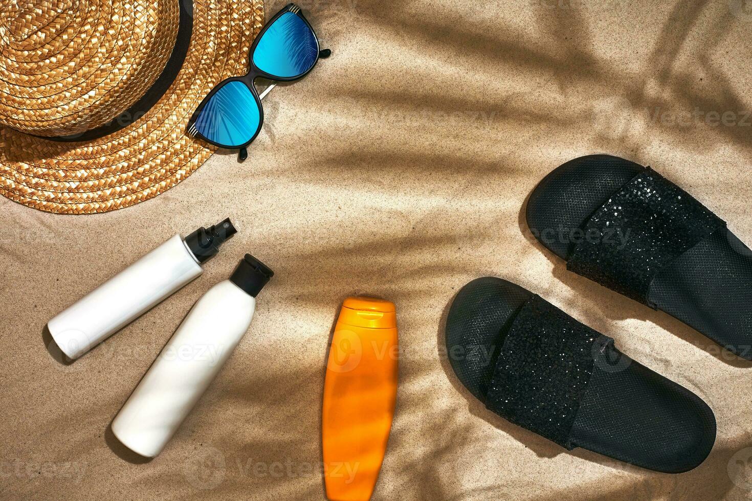 été Contexte avec paille chapeau, des lunettes de soleil, crème solaire bouteille et retourner flops photo