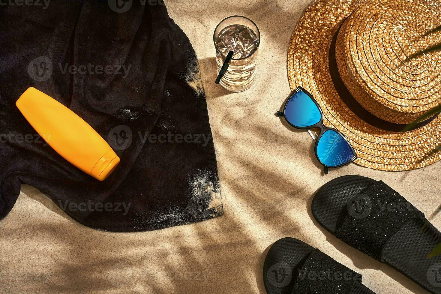 été Contexte avec paille chapeau, des lunettes de soleil, crème solaire bouteille et retourner flops photo