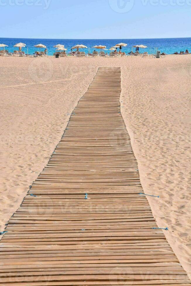 une en bois passerelle pistes à le plage photo