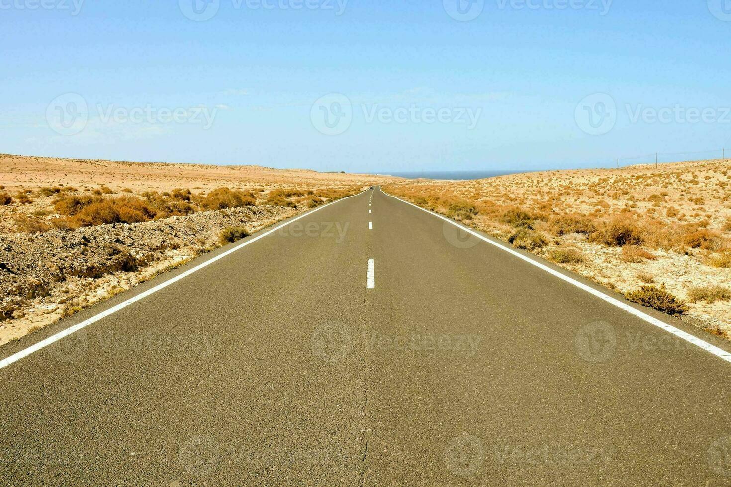 un vide route dans le milieu de le désert photo