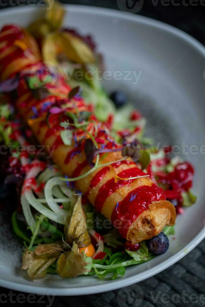 fruit salade avec baie sauce sur une foncé en bois Contexte. photo