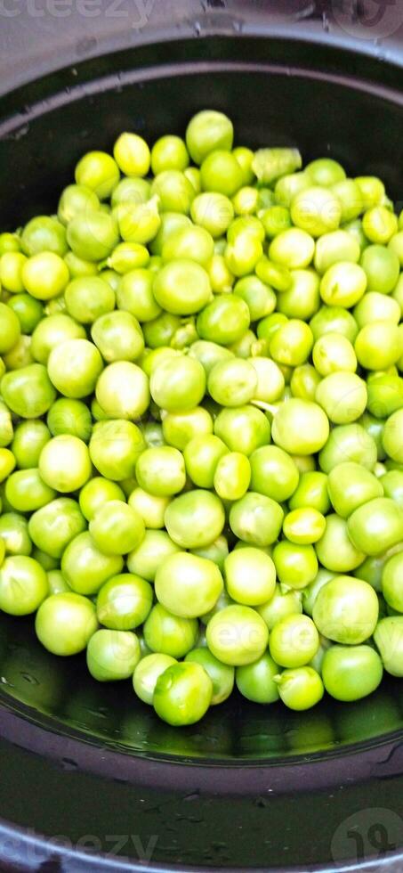 vert pois dans une pot à une marché, fermer de photo