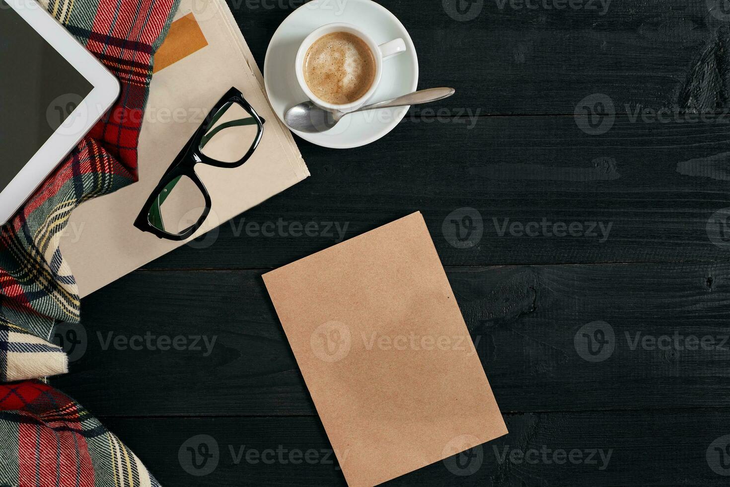 espace de travail avec journal, café tasse, foulard, lunettes. élégant Bureau bureau. l'automne ou hiver concept. plat poser, Haut vue photo