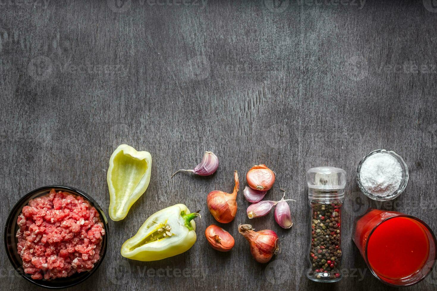 composition de brut Viande avec des légumes et pimenter sur en bois Contexte photo