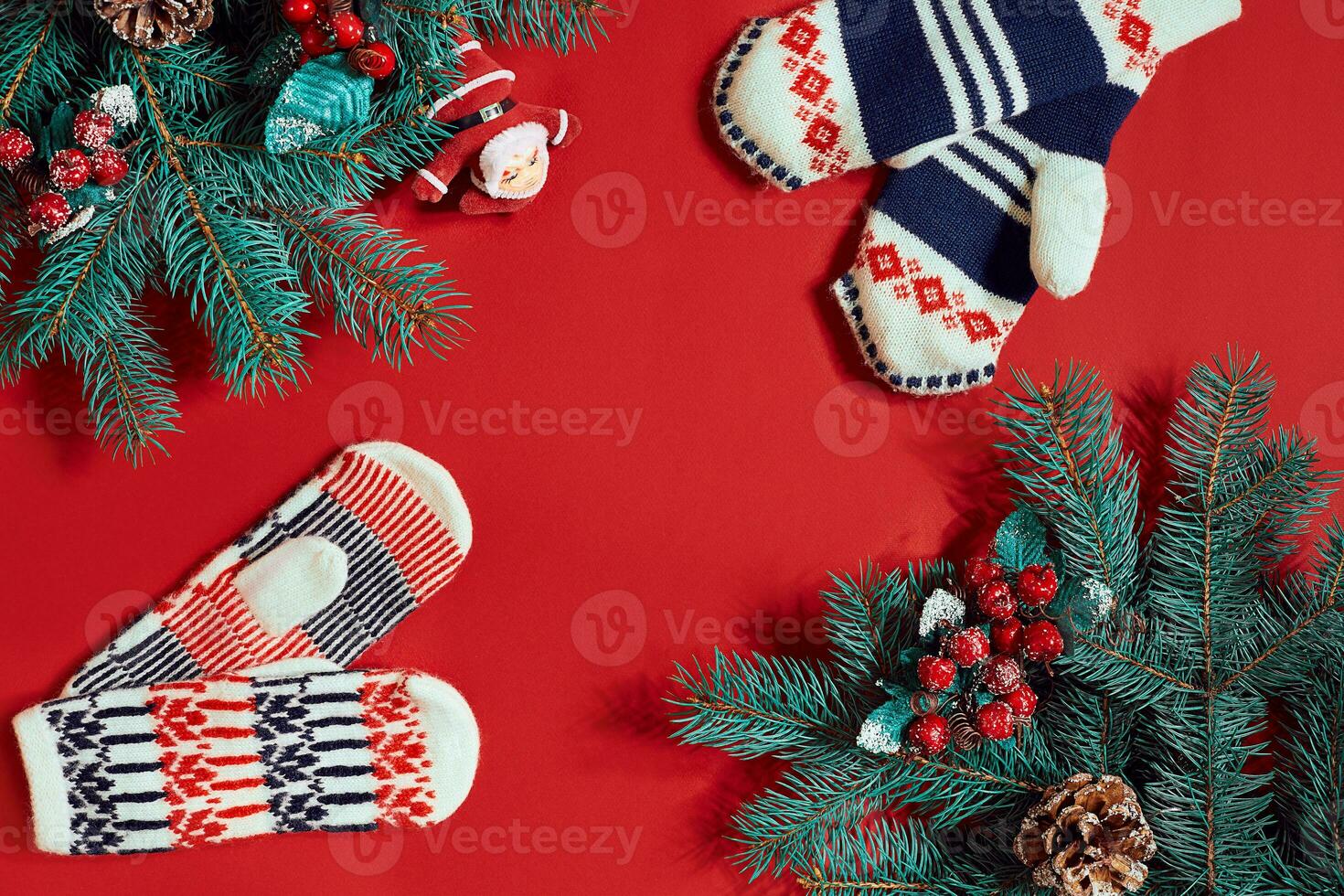 Noël décorations sur chaud rouge Contexte. Noël et Nouveau année thème. endroit pour votre texte, vœux, logo. moquer en haut. photo