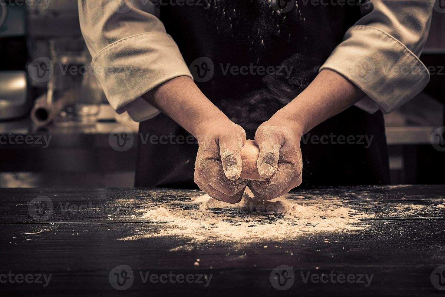 le chef fait du pâte pour Pâtes sur une en bois table photo