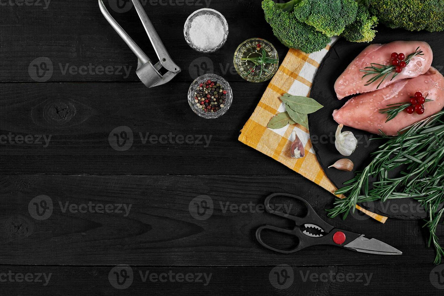 brut poulet filet avec cuisine Ingrédients sur noir ardoise tableau. nourriture Contexte. Haut voir, copie espace. photo