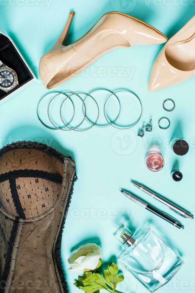 aux femmes vêtements et accessoires sur une turquoise Contexte photo