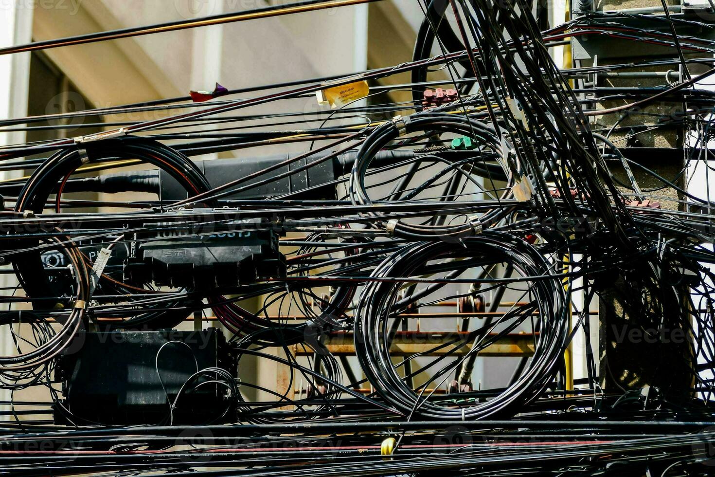 une pile de fils et câbles dans de face de une bâtiment photo