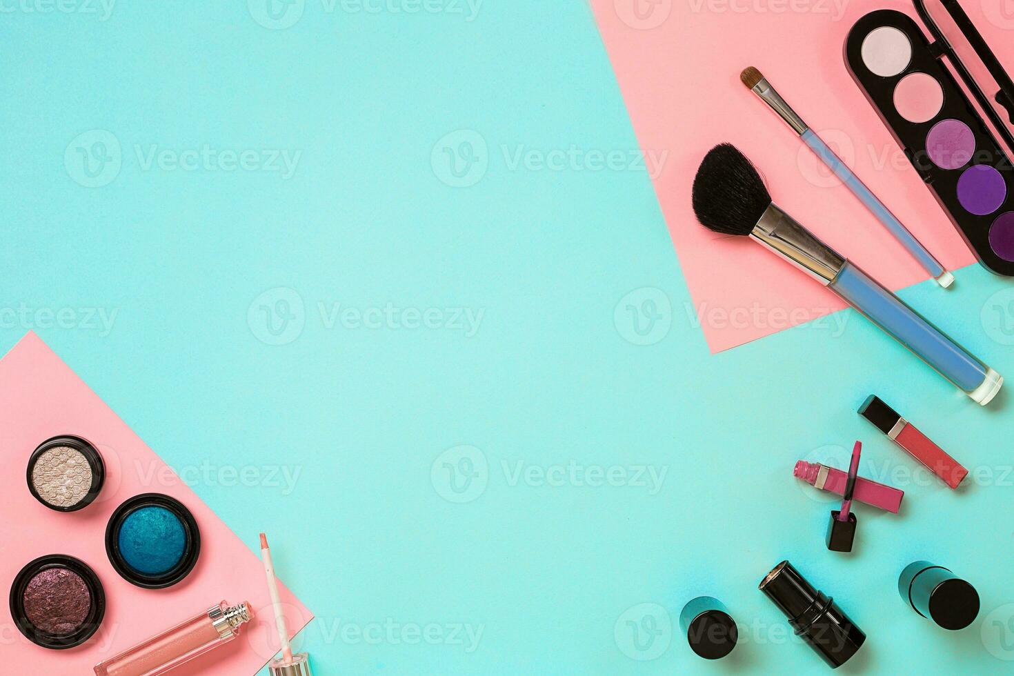 faire en haut essentiel. ensemble de professionnel faire en haut pinceaux, crèmes et ombres dans pots sur bleu Contexte. photo