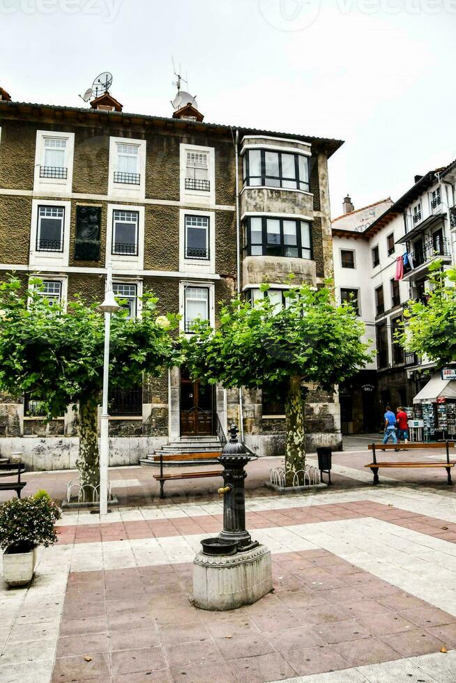 une Fontaine dans le centre de une ville carré photo