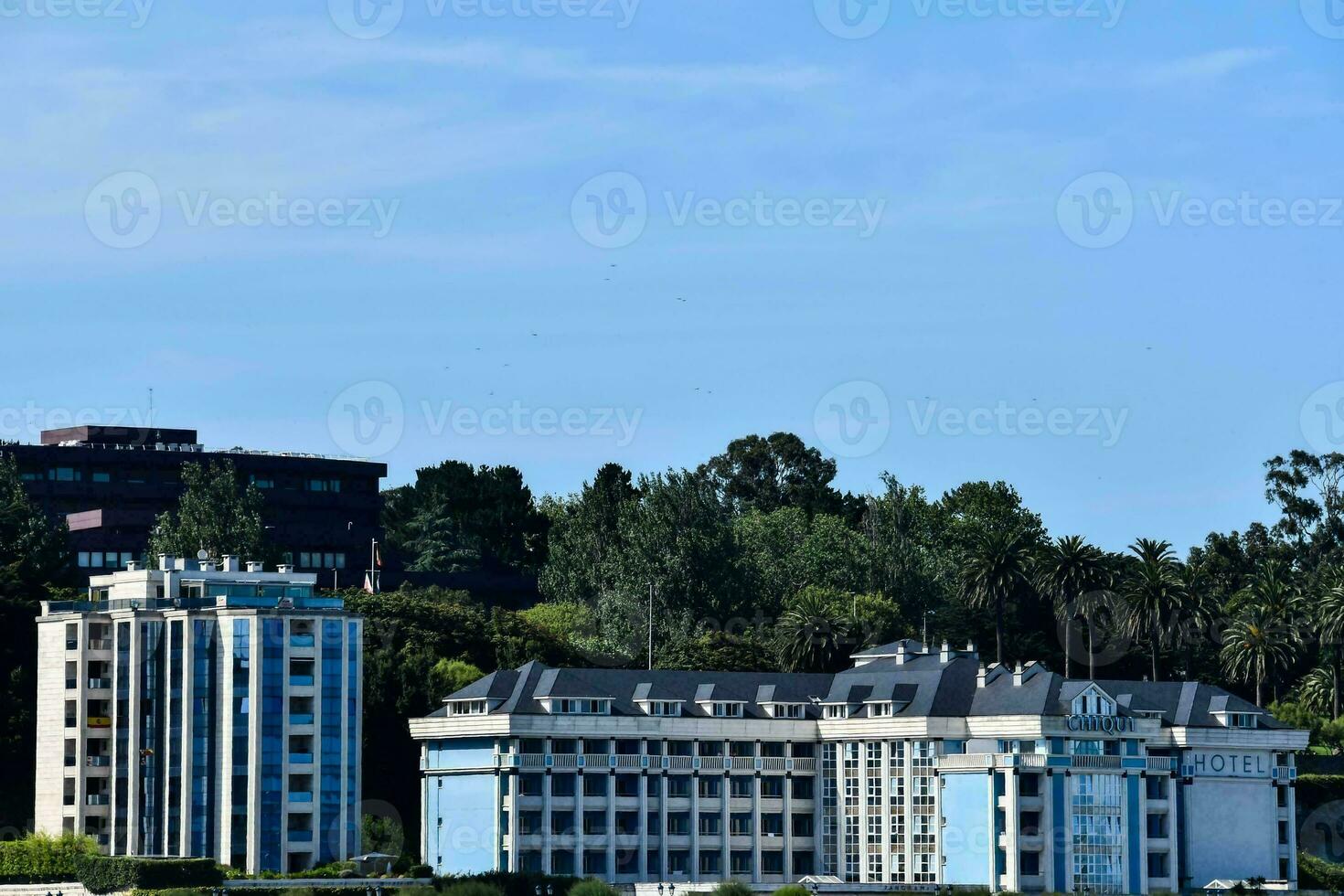 bâtiments contre une bleu ciel photo