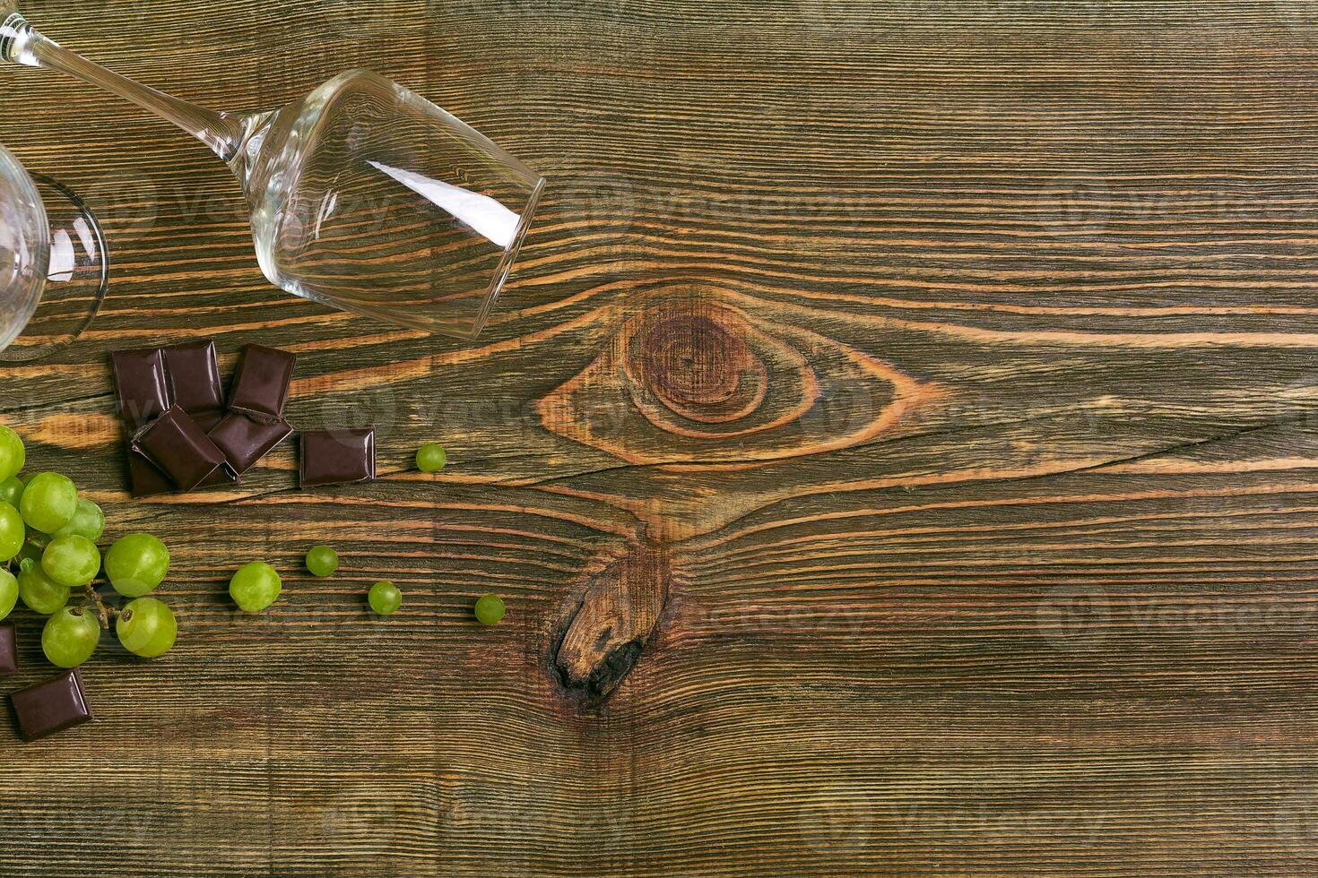 des lunettes de du vin et mûr les raisins isolé sur une en bois table photo