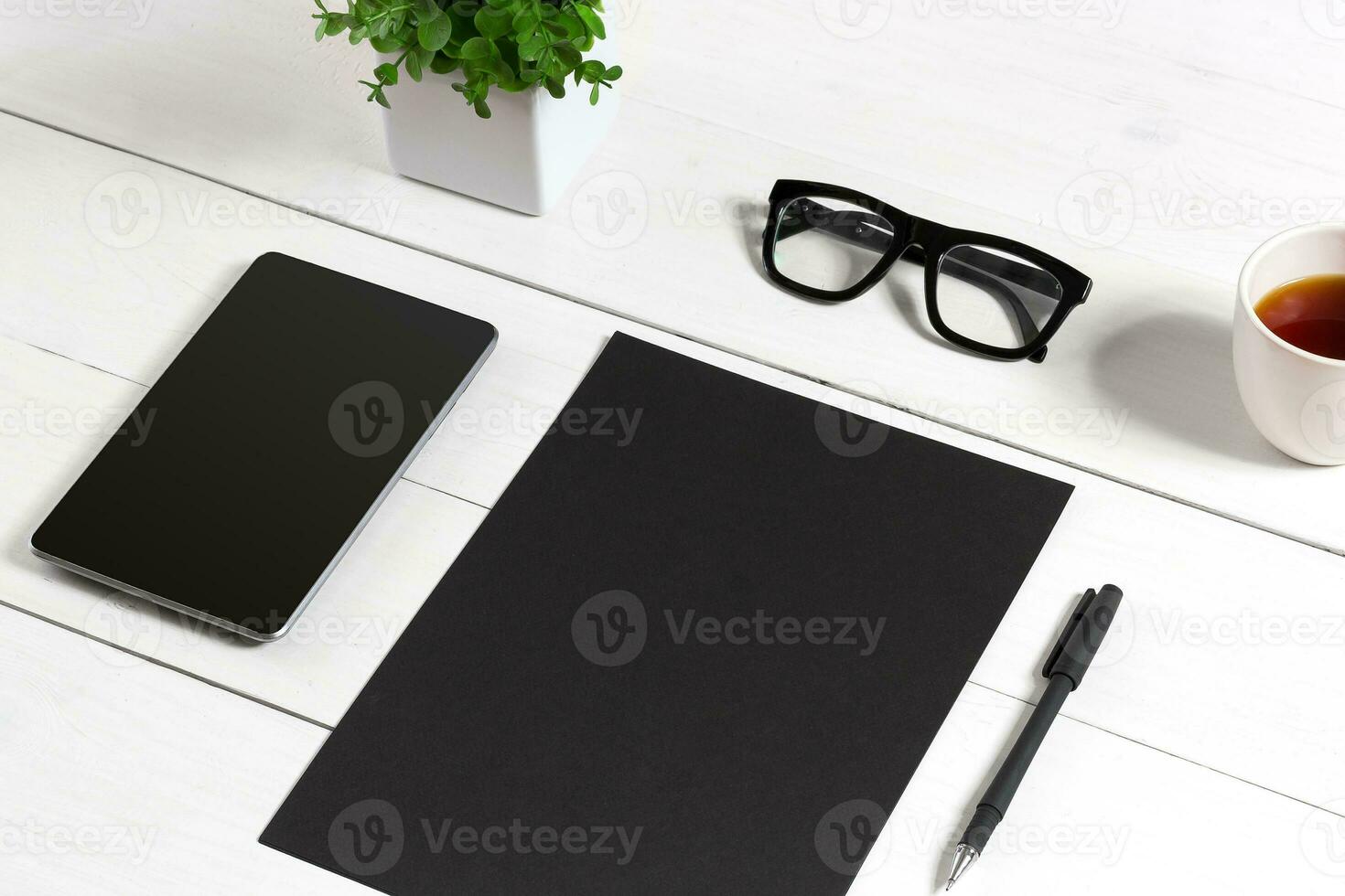 tablette, Vide feuille, des lunettes et café tasse sur Bureau en bois table photo