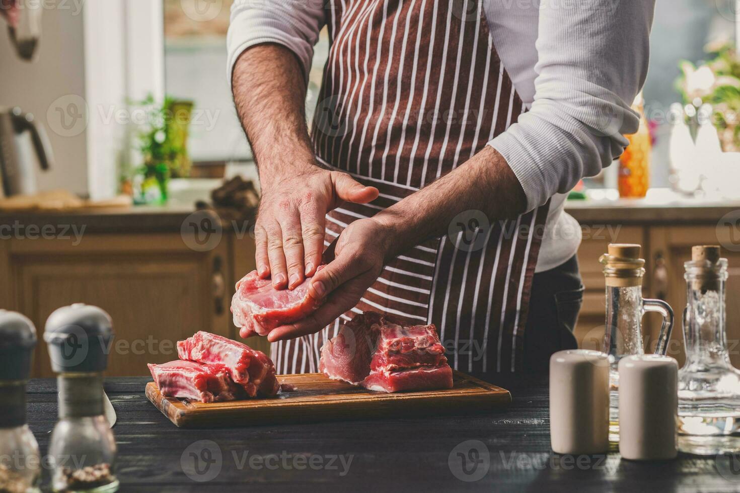 préparation de dîner. cuisson, En traitement de Viande bœuf, filet . la personne homme mains mariner Viande - arrose avec sel, poivre. photo