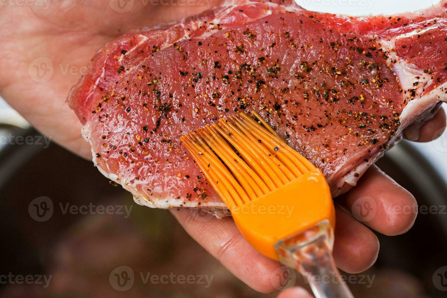 proche en haut de chefs mains épicer le Viande photo