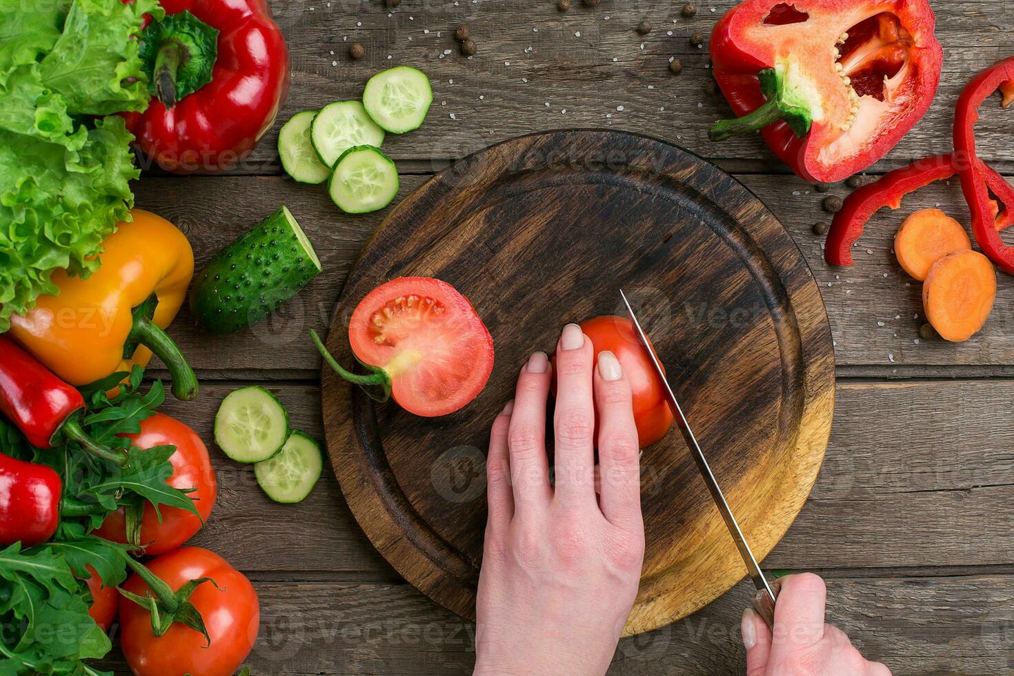 femelle mains Coupe tomate à tableau, Haut vue photo