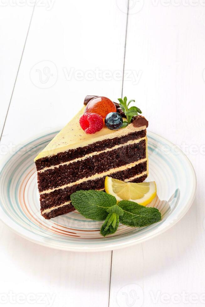 petit gâteau avec différent Rembourrage sur une blanc plaque. blanc en bois tableau. photo