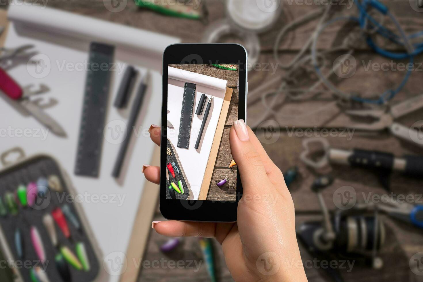 pêche équipement avec une téléphone portable. le photo est pris avec Téléphone