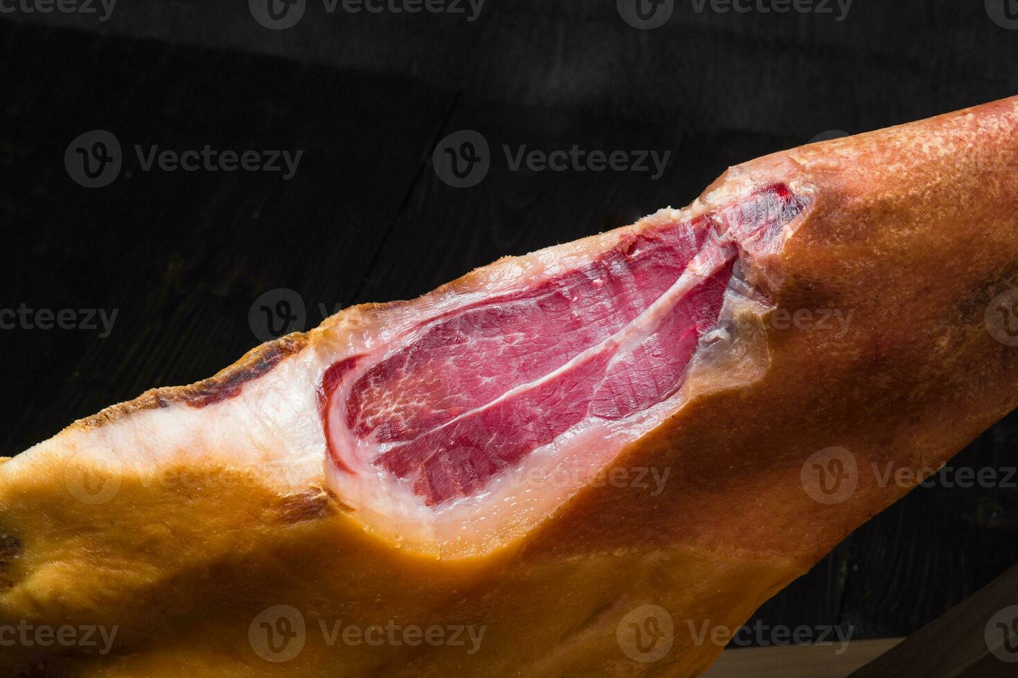 jambon. jamon serrano. traditionnel Espagnol jambon sur noir proche en haut. photo