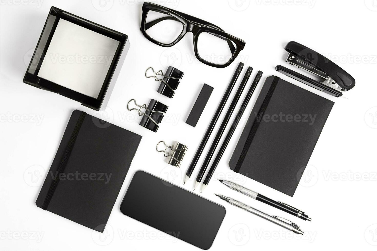 Vide bloc-notes avec clips, des stylos et des lunettes plat poser. photo