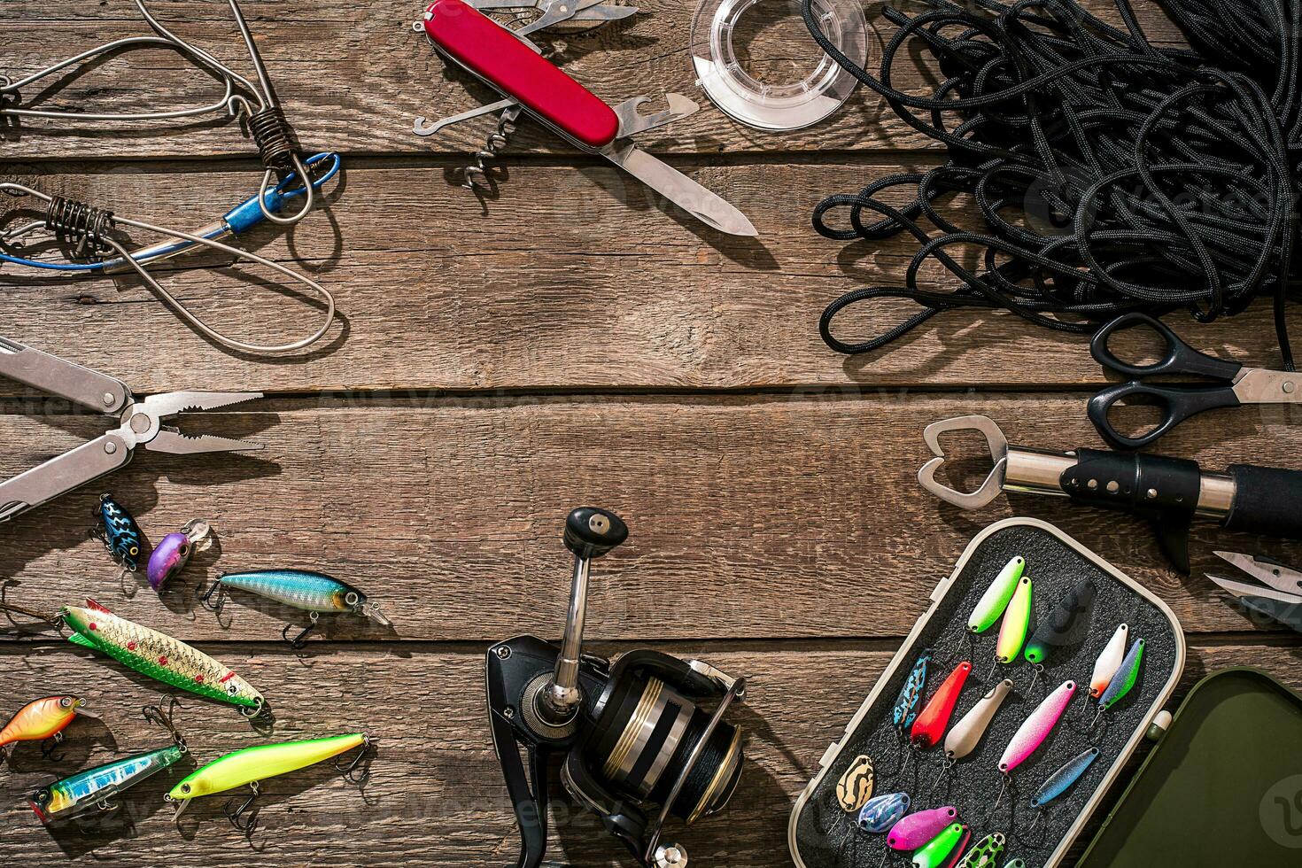 pêche tacle - pêche filage, pêche doubler, crochets et leurres sur en bois Contexte. photo