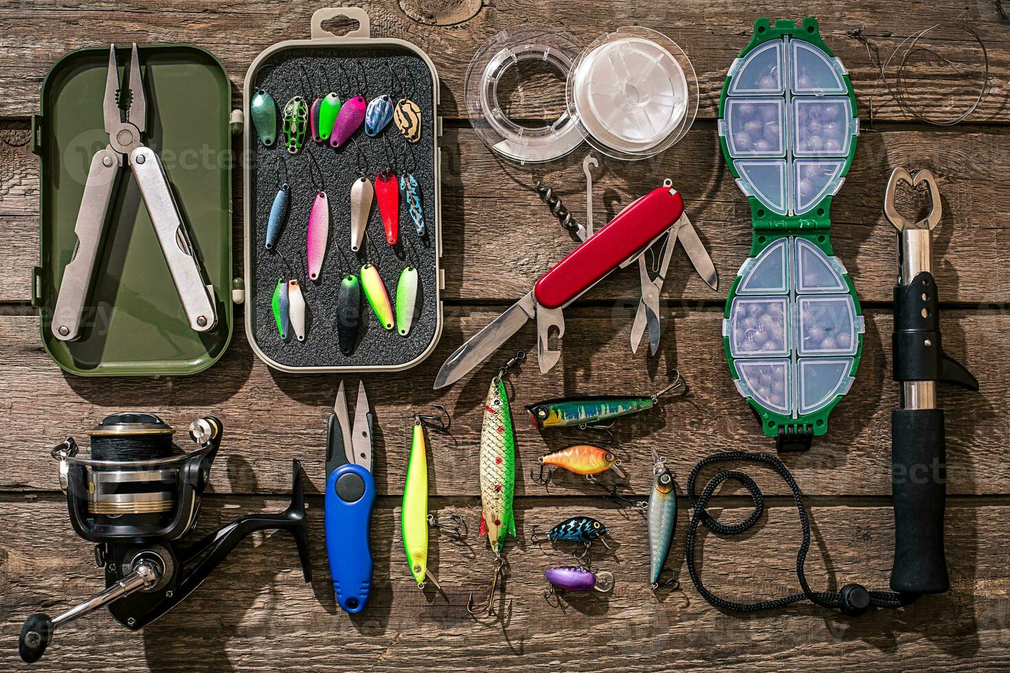 accessoires pour pêche sur le Contexte de bois. Haut vue photo