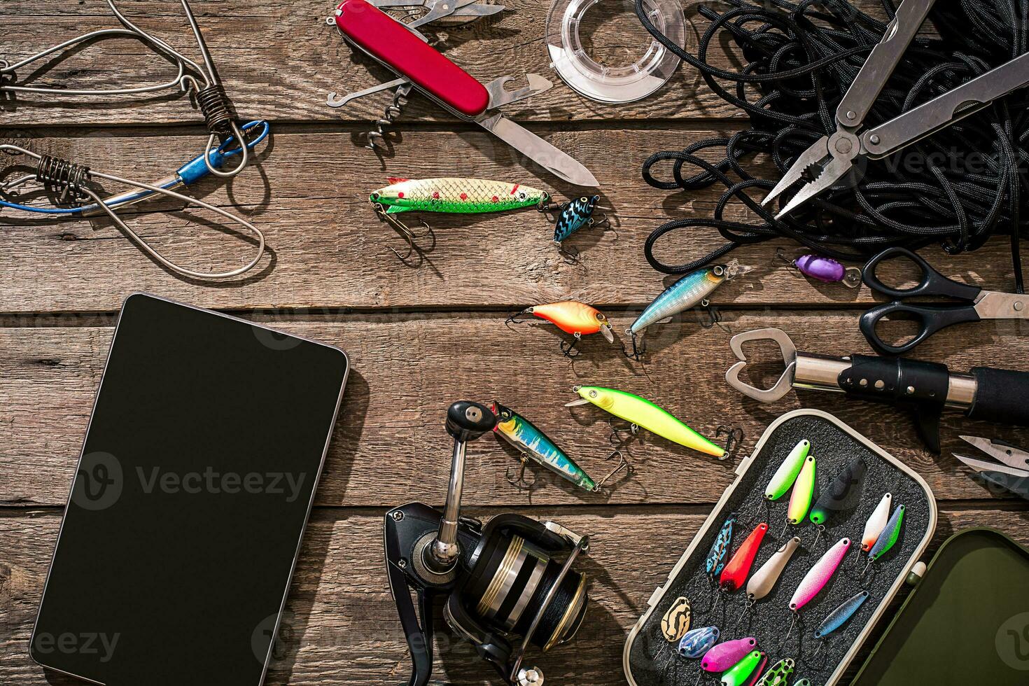 accessoires pour pêche sur le Contexte de bois. Haut vue photo