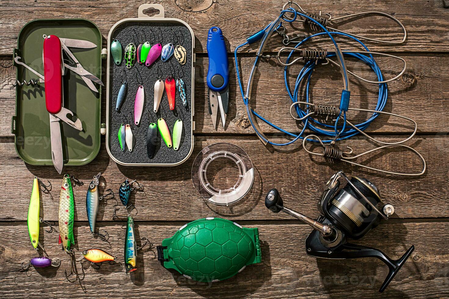 accessoires pour pêche sur le Contexte de bois. Haut vue photo