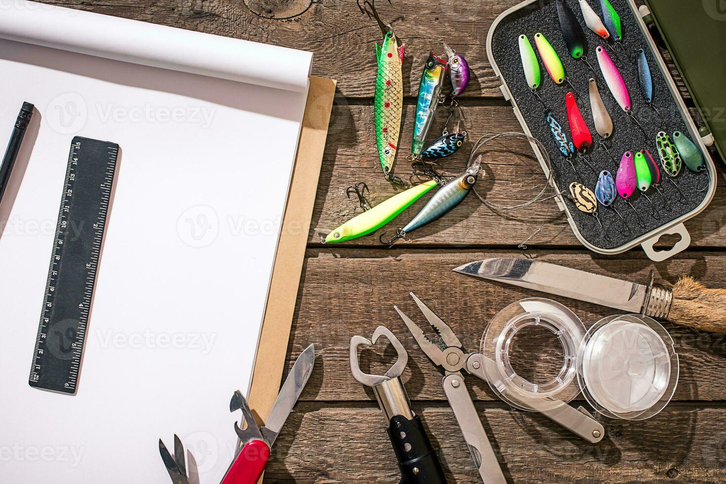 accessoires pour pêche sur le Contexte de bois. Haut vue photo