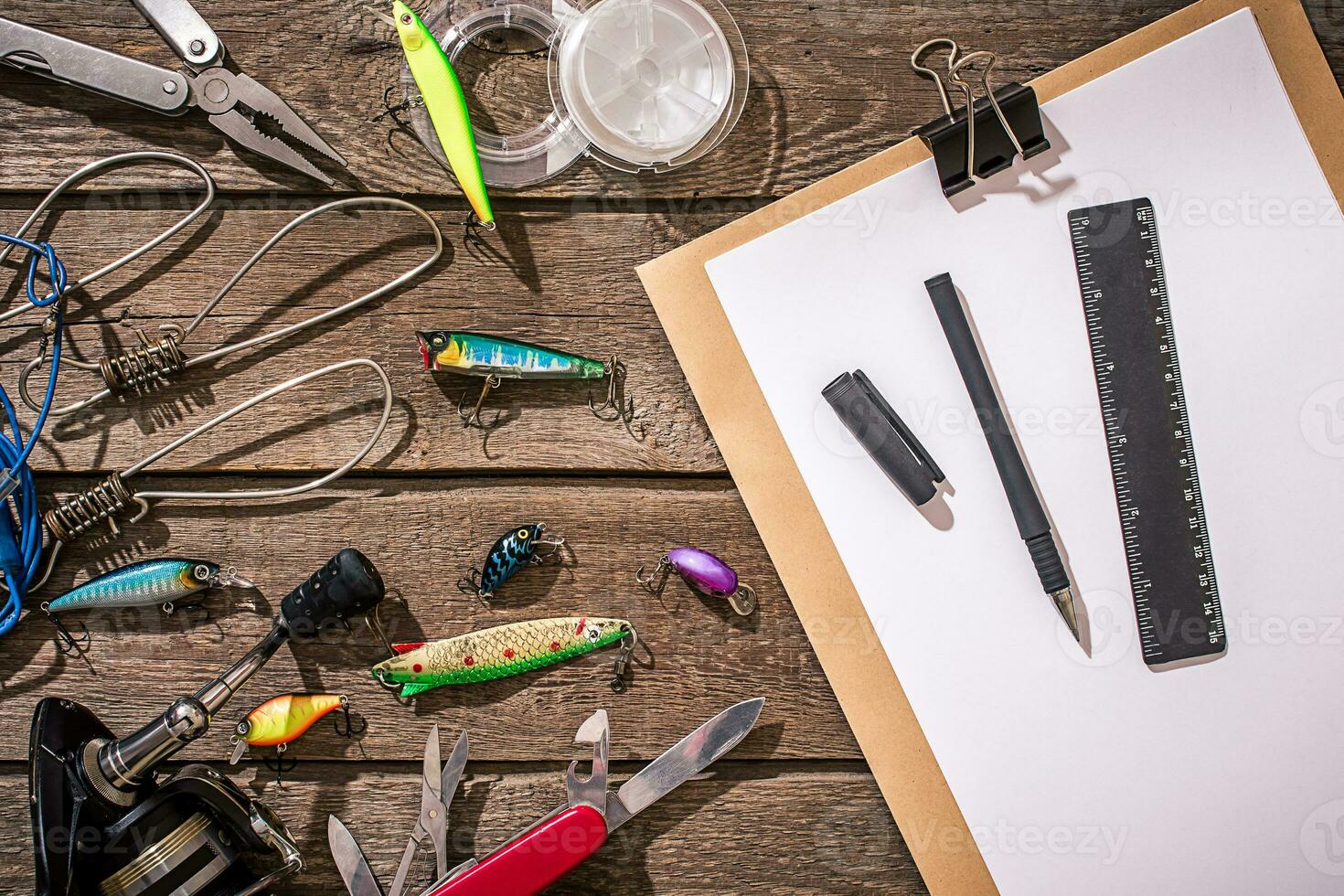 accessoires pour pêche sur le Contexte de bois. Haut vue photo