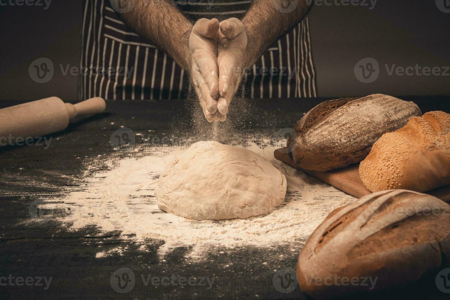 Masculin mains pétrir le pâte. photo